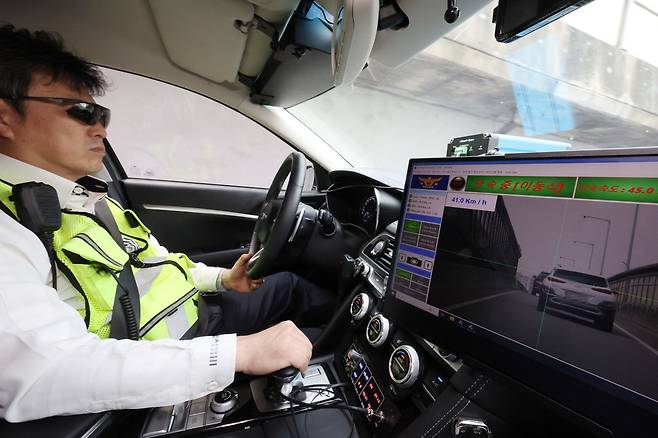 19일 경찰이 서울 내부순환로에서 암행 순찰차를 운행하며 과속 차량을 단속하고 있다. 서울경찰청은 지난 15일부터 올림픽대로, 강변북로 등 자동차전용도로에서 차량 탑재형 단속 장비를 장착한 암행 순찰차를 집중 운영하고 있다. 이 장비는 레이더가 주변 차량의 속도를 측정하고 고성능 카메라가 차량 번호를 인식해 과속 여부를 자동으로 확인한다. 공동취재단