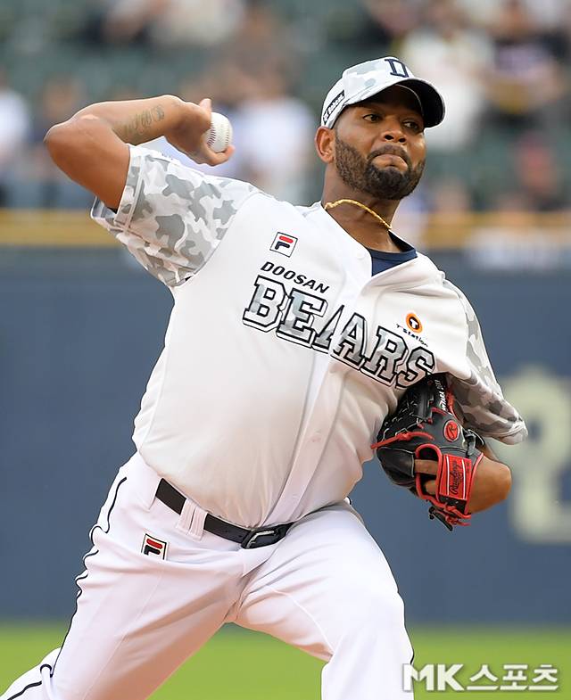 두산에서 뛸 당시의 알칸타라. 사진=천정환 기자
