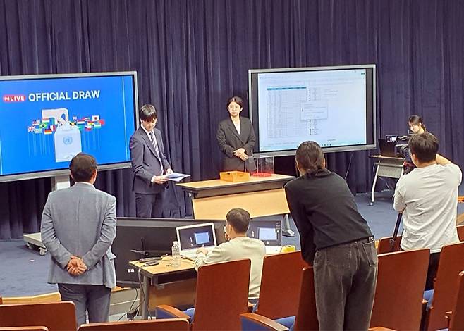 원광대 사무국이 참가 대학생들의 담당 국가를 추첨하고 있다./사진제공=원광대