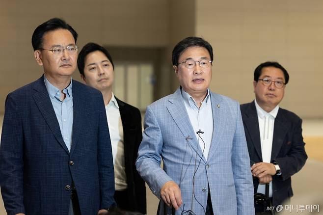 (유상범 국민의힘 의원(왼쪽), 김대식 의원이 18일 인천국제공항에서 홍준표 전 대구시장의 선대위 합류 설득을 위해 미국 하와이로 출국하기 전 취재진의 질문에 답하고 있다. 국민의힘 선대위는 이날 "홍 전 시장 설득과 귀국 요청을 위해 ‘하와이 특사단’을 구성했다"고 밝혔다. 이번 특사단은 '유상범 단일화추진본부장, 김대식 대외협력본부장, 조광한 대외협력부본부장, 이성배 선대위 대변인' 으로 구성됐다. 이들은 김문수 후보 손편지를 직접 전달할 계획이다. 2025.5.18/뉴스1 Copyright (C) 뉴스1. All rights reserved. 무단 전재 및 재배포, AI학습 이용 금지. /사진=(인천공항=뉴스1) 이승배 기자