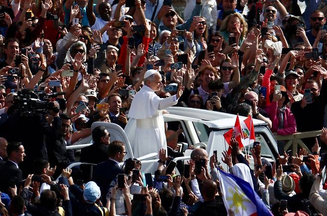 미국 출신 교황으로 취임한 레오 14세가 바티칸 성베드로 광장에서 열린 즉위 미사를 통해 제267대 교황으로 공식 취임했다. 사진은 지난 18일(현지시각) 교황 레오 14세가 바티칸에서 열리는 첫 미사를 위해 교황청에 도착한 모습. /사진=로이터