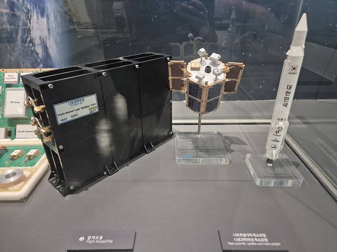 김승우 명예교수가 2013년 나로호 3차 발사 당시 세계 최초로 위성에 실어보낸 펨토초 레이저 발진기. 여분으로 만들어 놓은 또 다른 장비가 현재 KAIST 본원 비전관에 전시돼 있다. 대전=김현일 기자