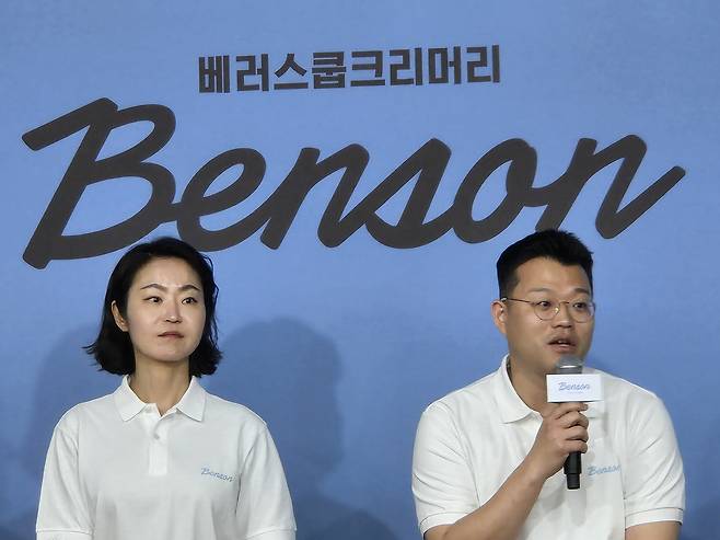 오민우(오른쪽) 베러스쿱크리머리 대표이사가 19일 오전 서울 강남구 벤슨 1호점에서 브랜드를 소개하고 있다. 정석준 기자