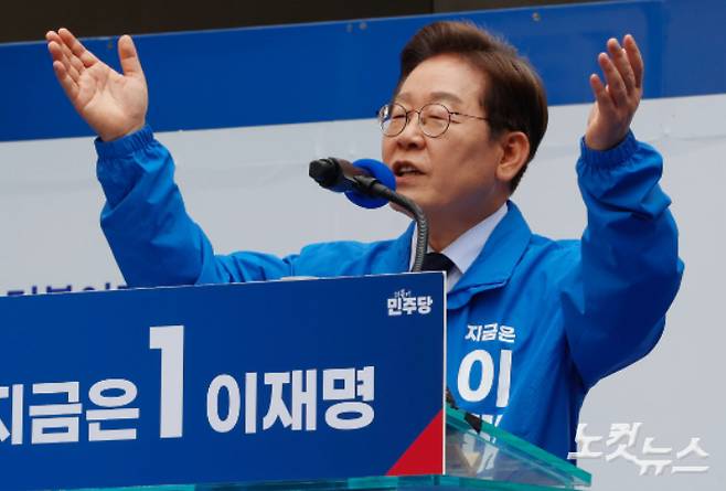 "중국·대만에 '셰셰', 일본에는 '감사하무니다'…잘못됐나". 이재명 더불어민주당 대선 후보가 지난 13일 대구 중구 동성로 광장에서 열린 대구 집중유세에서 지지를 호소 하는 모습. 대구=류영주 기자