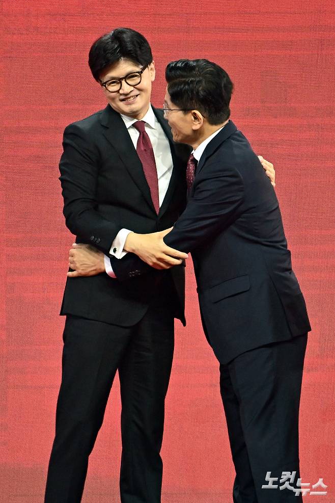 이달 초 국민의힘 제21대 대통령 선거 후보 선출을 위한 전당대회 당시 한동훈 전 대표와 김문수 후보 모습. 윤창원 기자