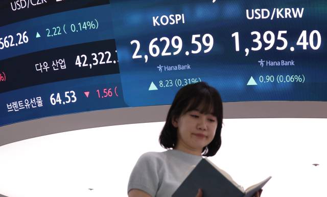 이달 16일 오전 서울 중구 하나은행 본점 딜링룸 현황판에 코스피, 원·달러 환율이 표시돼 있다. 이날 코스피는 반등하며 2630선 회복을 시도 중이다. 연합뉴스