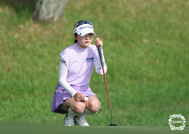 그린을 파악하고 있는 이예원. 사진 제공=KLPGA