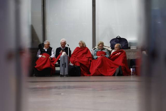 스페인 전역과 포르투갈 일부 지역에 정전이 발생한 지난달 28일(현지 시간) 스페인 마드리드의 한 기차역에서 발이 묶이 승객들이 역사에서 밤을 보내고 있다. EPA연합뉴스