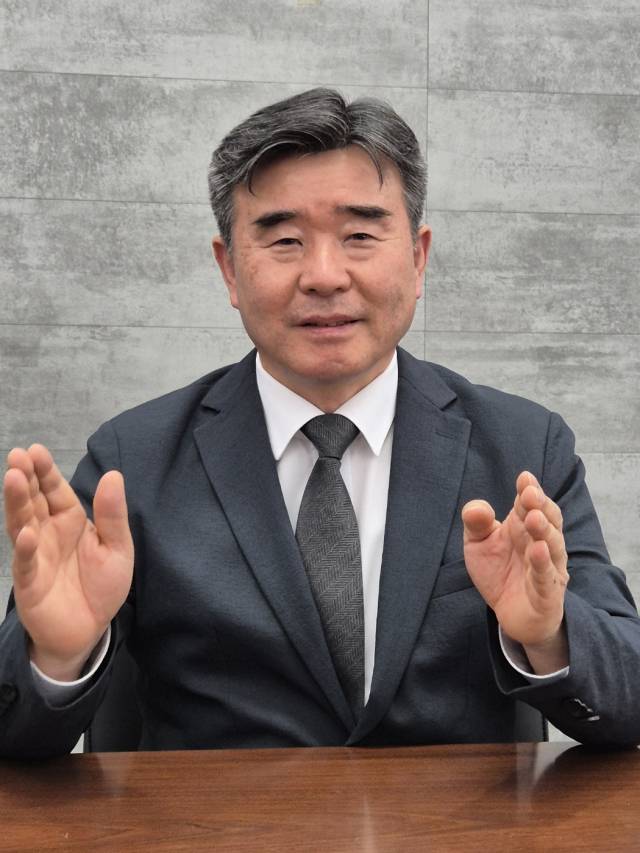 이기복 한국원자력학회장이 19일 서울경제신문과의 인터뷰에서 "원전은 경제성, 산업 경쟁력, 에너지 안보, 탄소 중립 측면에서 효과적인 에너지원"이라며 정권을 떠나 일관된 지원을 촉구하고 있다. 사진제공=원자력학회