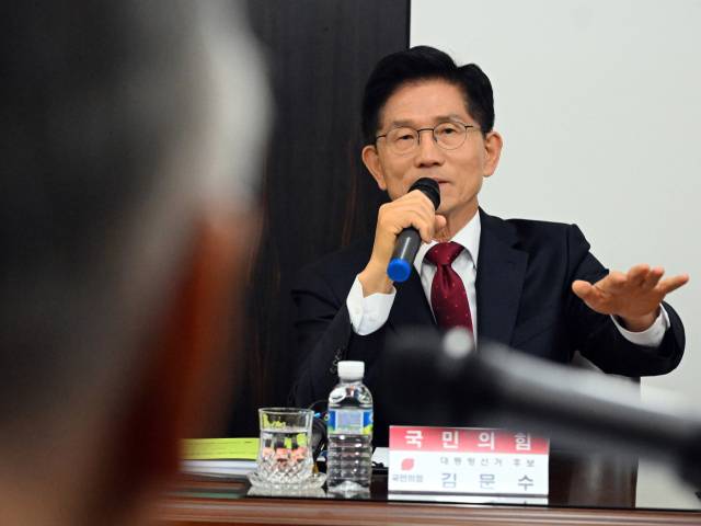 김문수 국민의힘 대선 후보가 19일 서울 중구 부영 태평빌딩에서 열린 대한노인회 간담회에서 인사말을 하고 있다. 오승현 기자