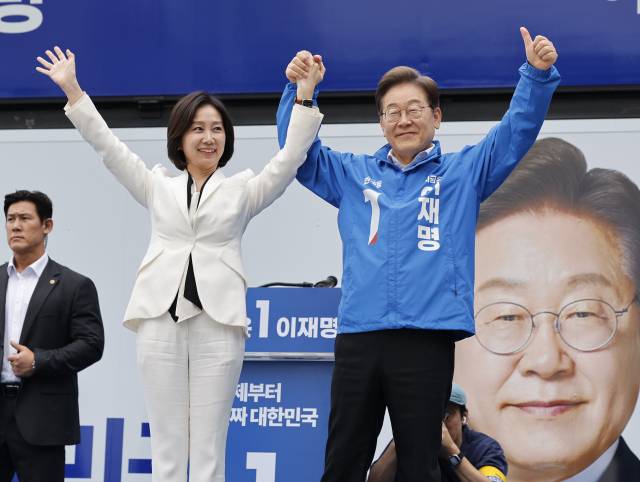 이재명 더불어민주당 대통령 후보와 민주당 합류 가능성이 거론되는 허은아 전 개혁신당 대표가 19일 오후 유세를 위해 서울 영등포구 타임스퀘어를 찾아 유권자들을 향해 지지를 호소하고 있다. 뉴스1