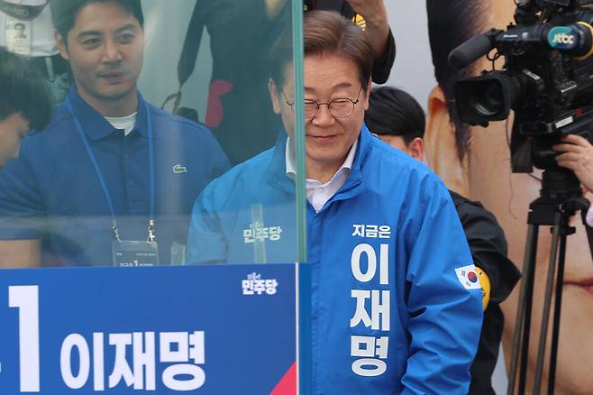 이재명 더불어민주당 대선 후보가 19일 서울 용산역광장에서 열린 집중 유세에서 연설하기 위해 방탄유리 내부로 이동하고 있다. ⓒ연합뉴스