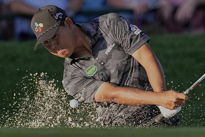 김시우가 18일 미국 노스캐롤라이나주 샬럿의 퀘일 할로우 클럽에서 열린 PGA챔피언십 3라운드 18번 홀 벙커에서 샷을 하고 있다. 3라운드 한 때 선두를 달렸던 김시우는 마지막 날 2오버파로 부진했지만, 공동 8위라는 좋은 성적을 거두었다. 샬럿(미국) ㅣAP 뉴시스