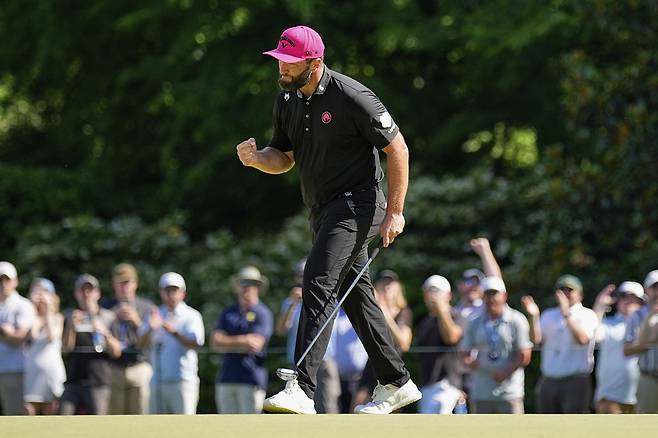 존 람이 19일 미국 노스캐롤라이나주 샬럿의 퀘일 할로 클럽에서 열린 PGA 챔피언십 최종라운드 11번홀에서 공동선두로 올라서는 버디 퍼트를 넣으며 주먹을 불끈 쥐고 있다. 샬럿|AP연합뉴스