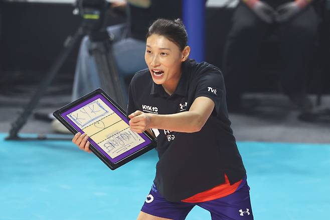 김연경이 지난 18일 인천 삼산월드체육관에서 열린 ‘KYK 인비테이셔널 2025’ 둘째 날 경기에서 비공식 감독 데뷔전을 치렀다. 연합뉴스