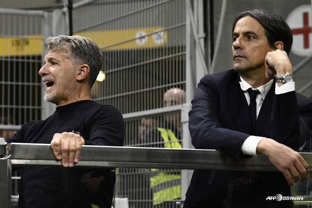퇴장 당한 마르코 바로니 라치오 감독(왼쪽)과 시모네 인자기 인터밀란 감독이 관중석에서 경기를 지켜보고 있다. /AFPBBNews=뉴스1