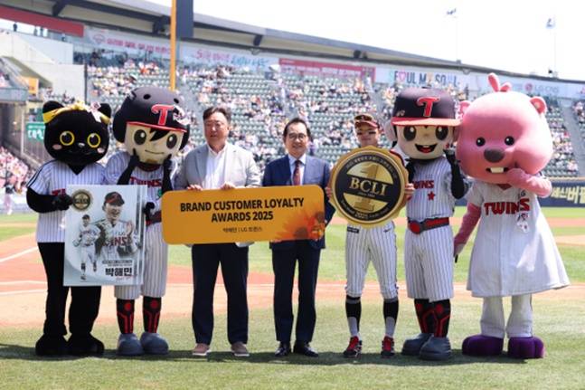 지난 18일 열린 시상식 모습. 왼쪽 3번째부터 차명석 LG 단장-한국소비자브랜드위원회 윤은기 위원장-박해민. /사진=LG 트윈스