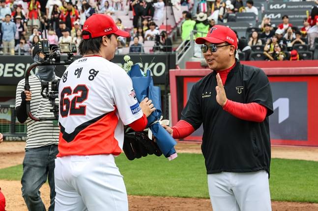 마무리 정해영(왼쪽)과 하이파이브를 하고 있는 이범호 감독. /사진=KIA 타이거즈