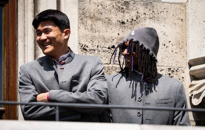 환하게 웃는 김민재(왼쪽). /사진=바이에른 뮌헨 공식 SNS 갈무리