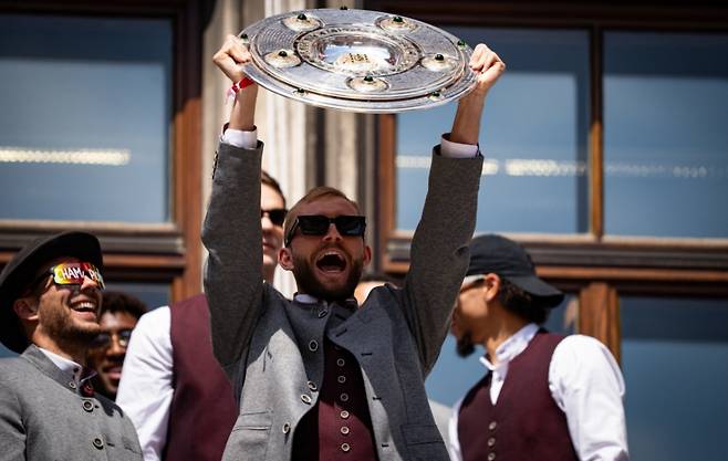 마이스터샬레를 들어 올리는 콘라드 라이머. /사진=바이에른 뮌헨 공식 SNS 갈무리