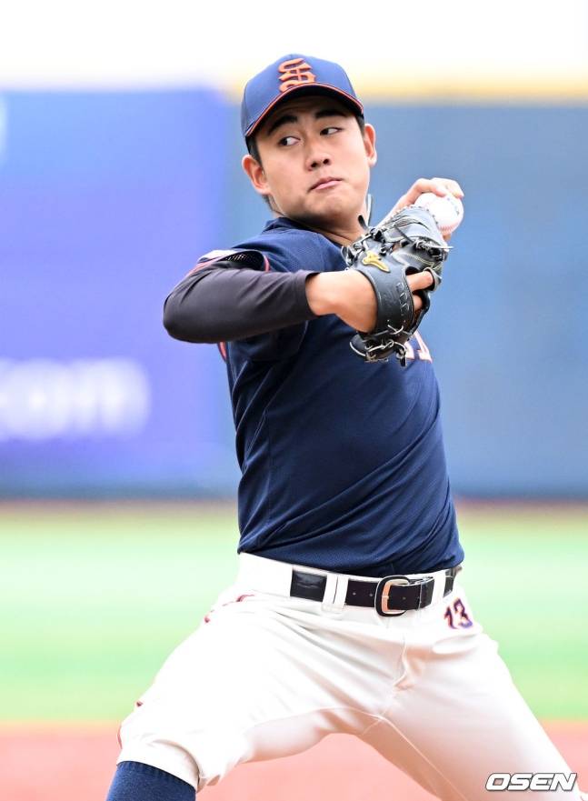 성남고 조윤호가 19일 목동야구장에서 펼쳐진 유신고와 황금사자기 결승전에서 역투하고 있다.
