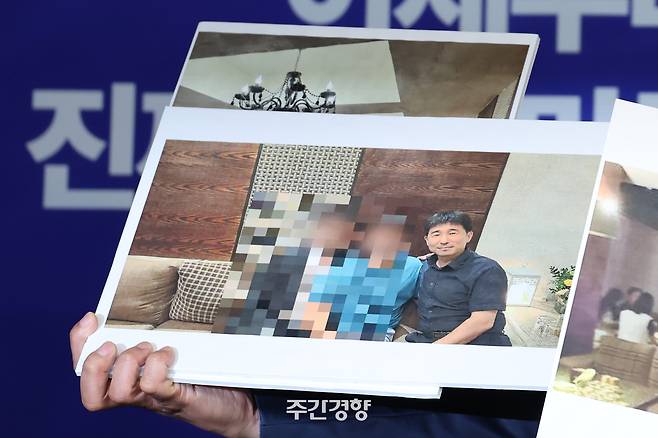 노종면 더불어민주당 선대위 대변인이 19일 서울 여의도 당사에서 지귀연 서울중앙지법 부장판사의 ‘룸살롱 접대 의혹’ 관련 사진을 공개하고 있다. 성동훈 기자