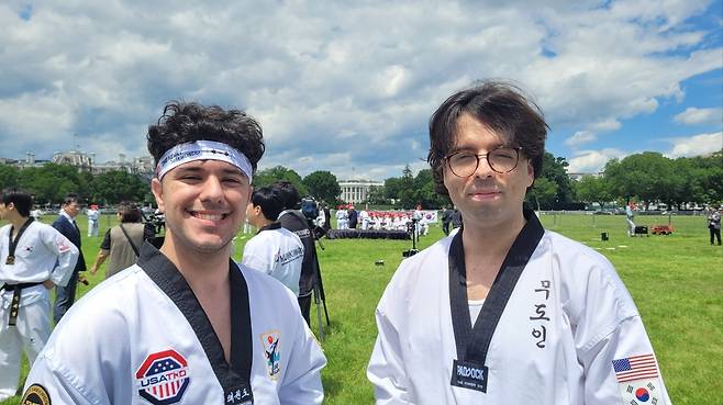 미국 백악관 앞서 열린 태권도 축제 (워싱턴=연합뉴스) 김동현 특파원 = 국기원이 18일(현지시간) 한미동맹 72주년을 기념하기 위해 워싱턴DC 백악관 인근 공원에서 개최한 한마음 태권도 축제에서 나빌 알사다위(왼쪽)씨와 기젠 델칸토씨가 연합뉴스와 인터뷰를 하고 있다. 2025.5.18