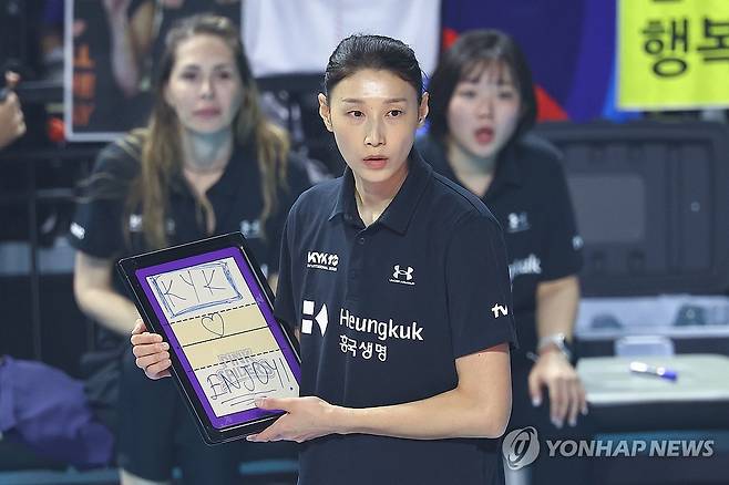 김연경 감독 '즐기는 게 전술' (인천=연합뉴스) 서대연 기자 = 2024-2025시즌을 끝으로 현역생활을 마감한 '배구 여제' 김연경이 18일 인천 삼산월드체육관에서 열린 여자배구 세계올스타전 'KYK 인비테이셔널 2025'에서 스타 팀 감독으로 나서 'ENJOY'라고 적힌 전술판을 들고 경기를 지켜보고 있다. 2025.5.18 dwise@yna.co.kr