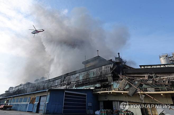불에 탄 금호타이어 광주공장 (광주=연합뉴스) 김혜인 기자 = 금호타이어 광주공장 화재 발생 이틀째인 18일 소방 헬기가 상공을 돌며 불을 끄고 있다. 2025.5.18 in@yna.co.kr