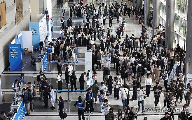 일자리박람회 입장 기다리는 구직자들 (서울=연합뉴스) 김성민 기자 = 19일 서울 강남구 코엑스에서 열린 일자리 박람회 '2025 글로벌 탤런트 페어'에서 구직자들이 입장을 기다리고 있다. 2025.5.19 ksm7976@yna.co.kr