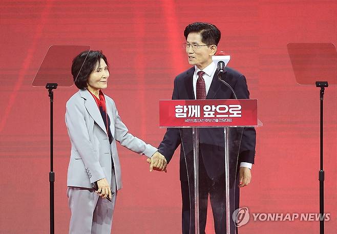 아내 소개하는 김문수 후보 (고양=연합뉴스) 박동주 기자 = 국민의힘 대선 후보로 선출된 김문수 후보가 3일 경기 고양시 킨텍스에서 열린 국민의힘 전당대회에서 아내 설난영 씨를 소개하고 있다. 2025.5.3 pdj6635@yna.co.kr