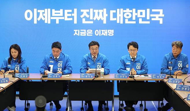 ▲ 더불어민주당 중앙선대위 윤호중 총괄본부장이 20일 서울 여의도 민주당사에서 열린 제5차 총괄본부장단회의에서 발언하고 있다. /연합뉴스