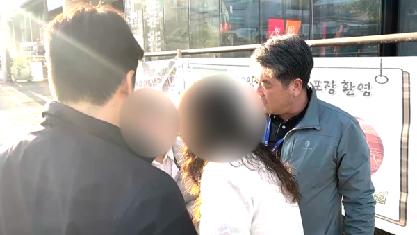 제주에서 무자격 체류하며 의약품을 불법으로 판매한 혐의를 받는 50대 중국인이 해경에 검거되는 모습. 사진 제공=서귀포해양경찰서