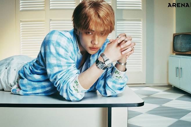 오른손에 착용한 (위부터) 스틸 케이스의 산토스 드 까르띠에 워치 스몰·산토스 뒤몽 마이크로 로터 스켈레톤 워치 라지·왼손에 착용한 브레이슬릿 (위부터) 화이트 골드 소재의 LOVE 브레이슬릿 스몰·화이트 골드 소재의 LOVE 브레이슬릿 클래식·오른손 검지에 착용한 화이트 골드 소재의 LOVE 링 스몰·중지의 저스트 앵 끌루 링 클래식·왼손 검지에 착용한 로듐 도금 화이트 골드 소재의 클래쉬 드 까르띠에 링 미디엄·약지의 화이트 골드 LOVE 링 클래식 모두 까르띠에 제품. 체크 패턴 재킷 안나 수이, 팬츠 드리스 반 노튼 by 분더샵, 슬리브리스 톱 스타일리스트 소장품.