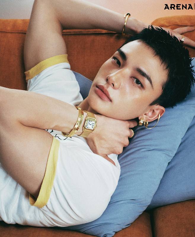 왼손에 착용한 (오른쪽부터) 옐로 골드 케이스의 산토스 드 까르띠에 워치 스몰·옐로 골드 소재의 LOVE 브레이슬릿 미디엄·LOVE 브레이슬릿 클래식·옐로 골드 LOVE 링 클래식·오른손에 착용한 옐로 골드 소재 저스트 앵 끌루 브레이슬릿 클래식·중지의 옐로 골드 LOVE 링 클래식·(왼쪽부터) 옐로 골드 소재의 LOVE 이어링·클래식 브릴리언트 컷 다이아몬드가 세팅된 LOVE 싱글 이어링 모두 까르띠에 제품. 링거 티셔츠 캐피탈 제품.