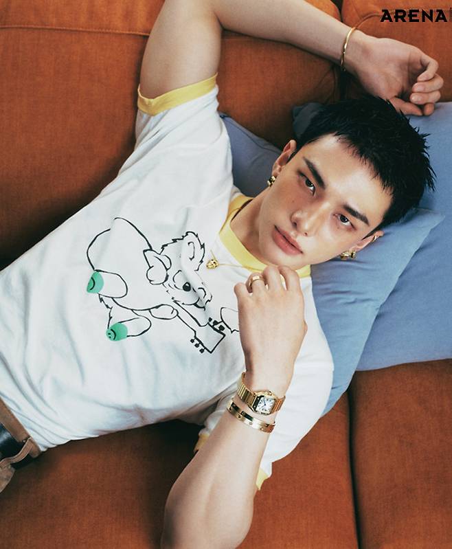 왼손에 착용한 (위부터) 옐로 골드 케이스의 산토스 드 까르띠에 워치 스몰·LOVE 브레이슬릿 미디엄·옐로 골드 소재의 브러시드 피니싱 LOVE 브레이슬릿 클래식·약지의 옐로 골드 LOVE 링 클래식·오른손에 착용한 브릴리언트 컷 다이아몬드 세팅의 옐로 골드 소재 저스트 앵 끌루 브레이슬릿 클래식·왼쪽 귀에 착용한 (위부터) 옐로 골드 소재의 LOVE 이어링 클래식·브릴리언트 컷 다이아몬드가 세팅된 LOVE 싱글 이어링·팬더 모티브의 옐로 골드 소재에 차보라이트 가넷이 세팅된 팬더 드 까르띠에 네크리스 모두 까르띠에 제품. 링거 티셔츠 캐피탈, 벨트 자라, 워크 팬츠 칼하트 제품.