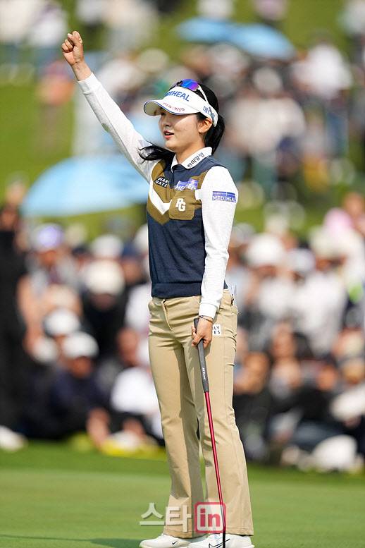 이예원이 지난 11일 경기 용인시 수원컨트리클럽에서 열린 KLPGA 투어 NH투자증권 레이디스 챔피언십 마지막 날 4라운드 18번홀에서 우승을 확정하는 버디 퍼트를 넣은 뒤 손을 들어 기뻐하고 있다. (사진=이데일리 골프in 조원범 기자)