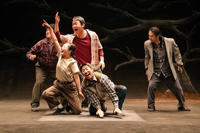 연극 ‘요새는 아무도 하려 하지 않는 그, 윷놀이’ 공연 장면(사진=극단 코너스톤)