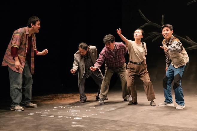 연극 ‘요새는 아무도 하려 하지 않는 그, 윷놀이’ 공연 장면(사진=극단 코너스톤)