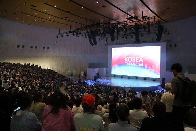 한국 컬렉션 관람을 위해 모인 관객들 (사진=한국관광공사)