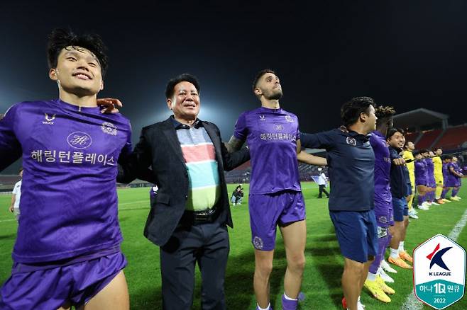 (왼쪽에서 두 번째)최대호 구단주. 사진=한국프로축구연맹