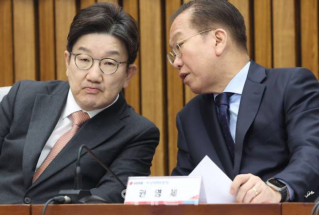 권영세(오른쪽) 전 국민의힘 비상대책위원장과 권성동 원내대표가 지난 1일 오전 서울 여의도 국회에서 열린 SK텔레콤 소비자 권익 및 개인정보보호를 위한 긴급 간담회에서 대화하고 있다. (사진=노진환 기자)