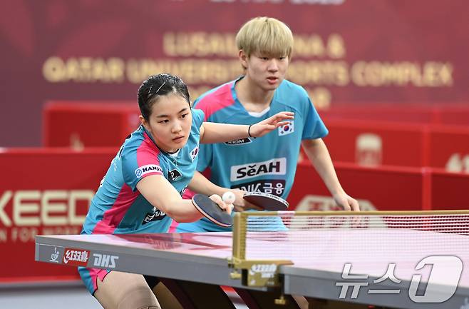 오준성, 김나영이 19일 카타르 도하 카타르대학교 스포츠 컴플렉스에서 열린 2025 국제탁구연맹(ITTF) 세계선수권대회 혼합복식 32강 인도 마누시 샤, 디야 치탈레 조와 경기를 펼치고 있다. (사진공동취재단) 2025.5.19/뉴스1