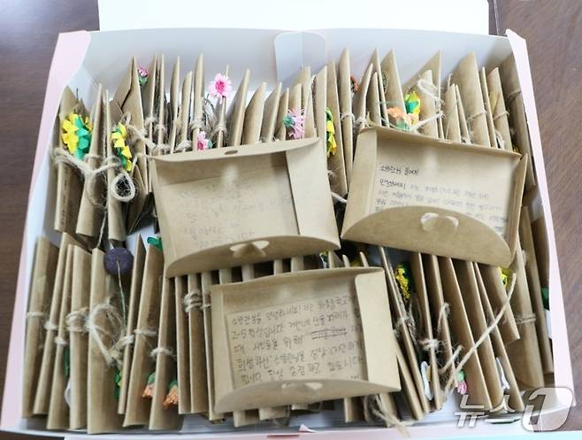 경기 수원시 화홍중학교 2학년 학생들이 수원남부119안전센터에 전달한 편지들. (수원남부소방서 제공. 재판매 및 DB 금지) 2025.5.20/뉴스1