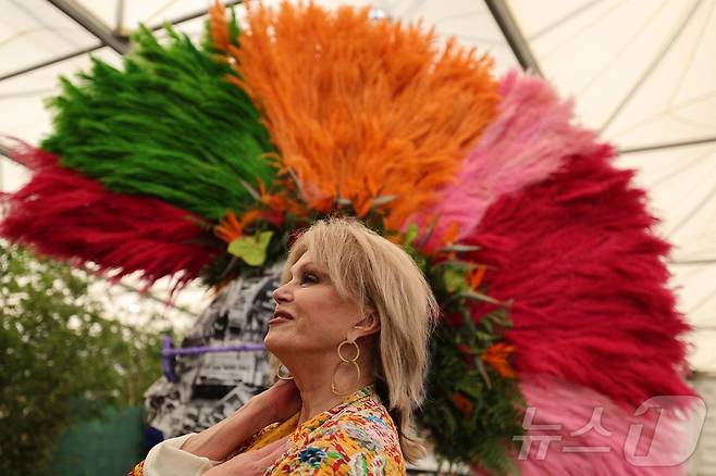 19일(현지시간) 영국 런던에서 열린 RHS 첼시 플라워쇼 프리뷰 행사에서 한 배우가 팜파스 그라스로 만든 모히칸 무늬를 착용하고 포즈를 취하고 있다. ⓒ AFP=뉴스1