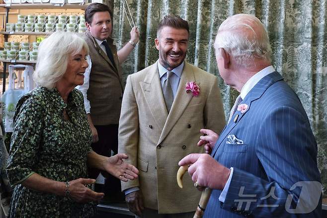 영국 찰스3세 국왕과 카밀라 왕비가 19일(현지시간) 영국 런던에서 열린 RHS 첼시 플라워쇼 프리뷰 행사에서 데이비드 베컴과 대화를 나누고 있다. ⓒ AFP=뉴스1