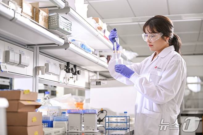 LG화학 연구원이 제품의 물성을 테스트하는 모습(LG화학 제공)