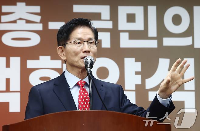 김문수 국민의힘 대통령 후보가 20일 서울 양천구 한국예술문화단체총연합회에서 열린 국민의힘·한국예총 정책협약식에서 예술문화단체의 정책 제안에 대한 답사를 하고 있다. 2025.5.20/뉴스1 ⓒ News1 김민지 기자