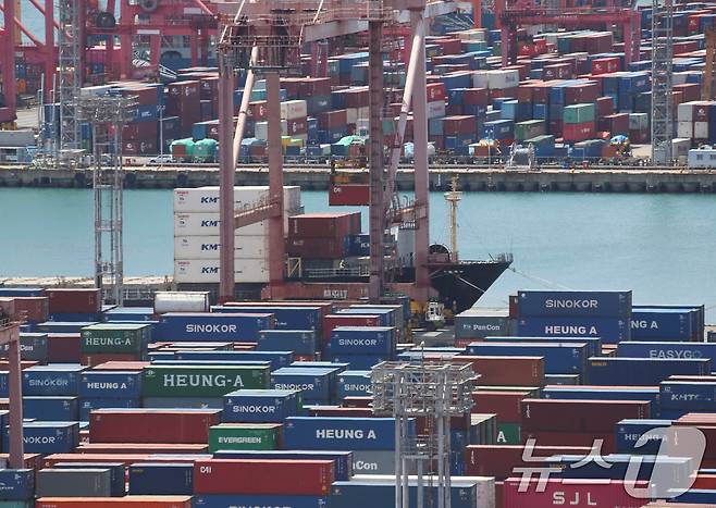부산항 신선대, 감만대 부두 야적장. 뉴스1 ⓒ News1 윤일지 기자