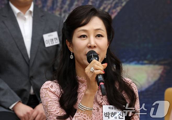 박혜진 예술감독이 20일 서울 종로구 세종문화회관 예술동에서 열린 서울시오페라단 창단 40주년 제3회 광화문광장 야외 오페라 '마술피리' 기자간담회에서 인사말을 하고 있다. 2025.5.20/뉴스1 ⓒ News1 김성진 기자